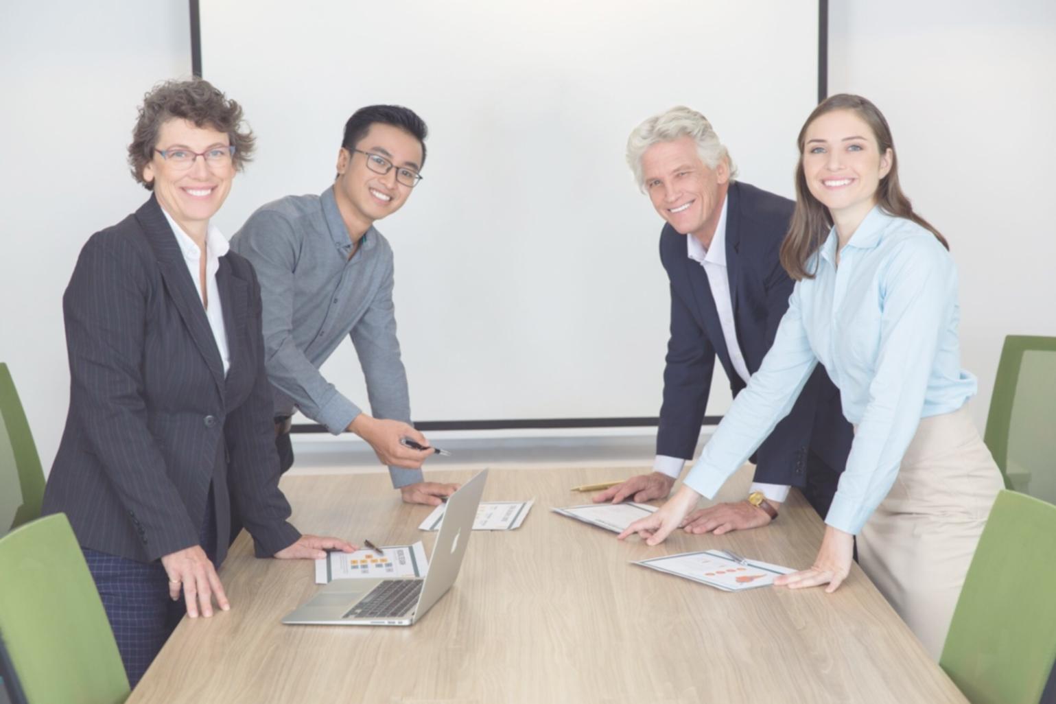 Individuelle Beratungssituation mit verschiedenen Dokumenten und Strategien