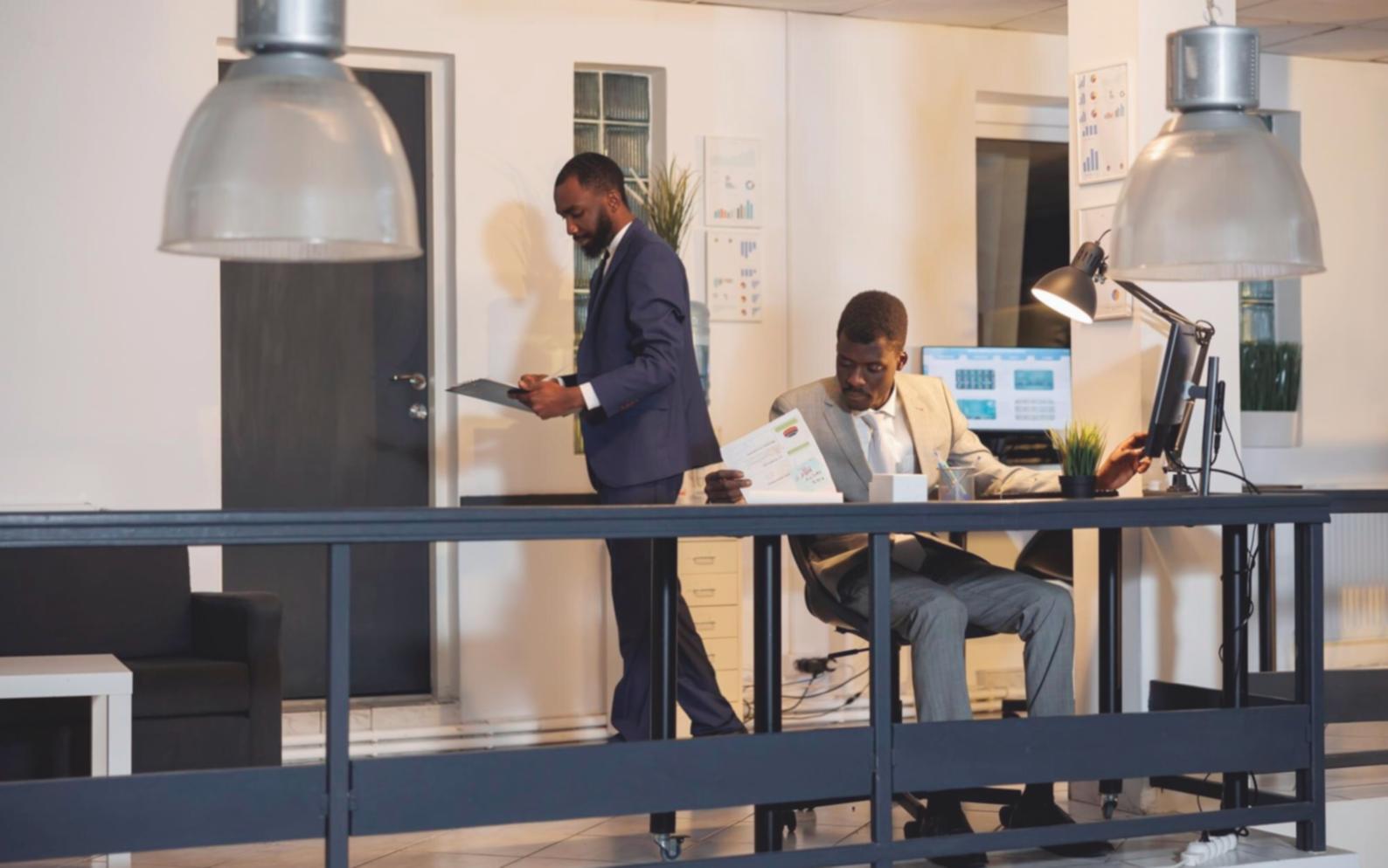 Praktische Arbeitssituation mit Dokumenten und Finanzanalyse