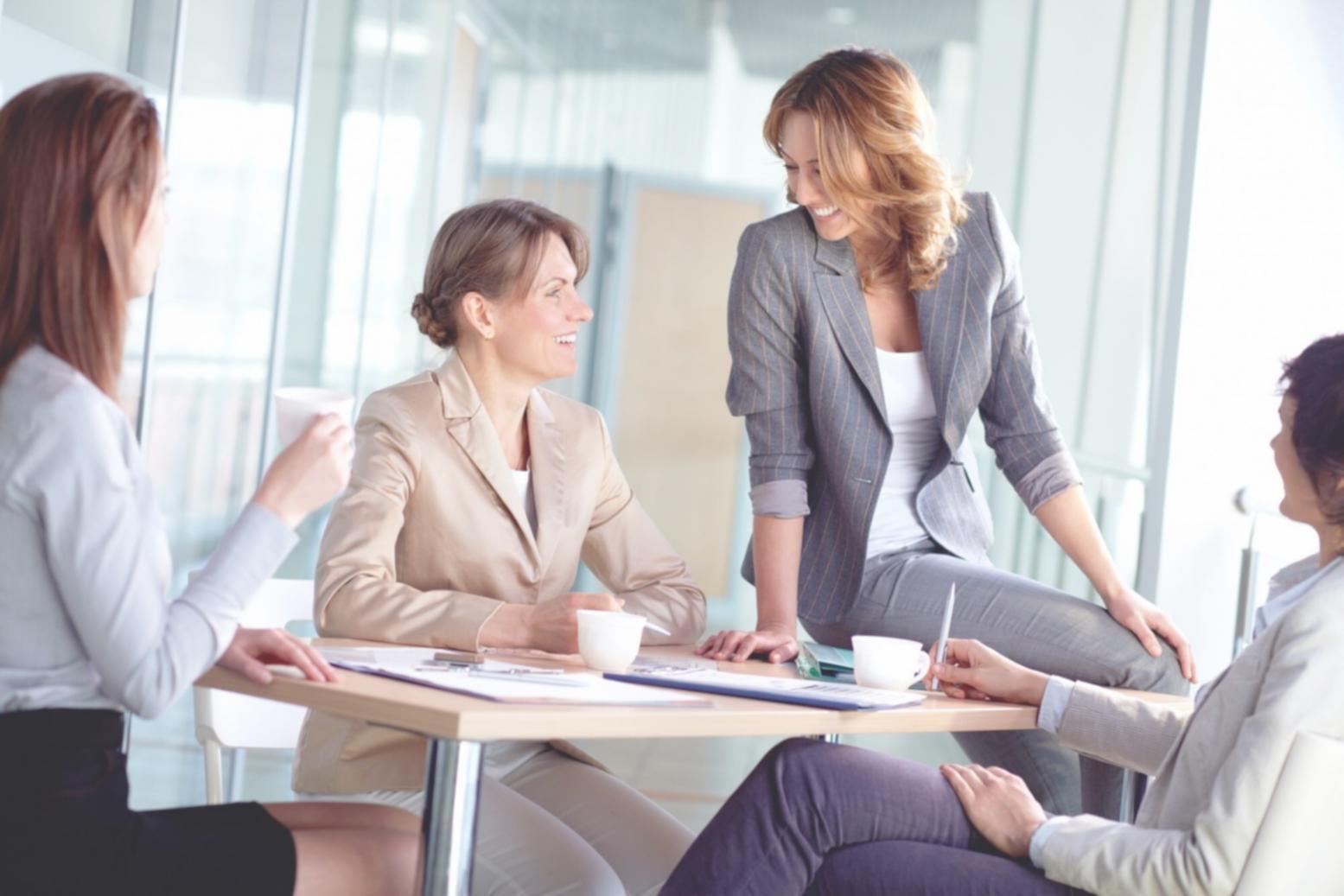 Menschen bei der Arbeit an finanziellen Unterlagen